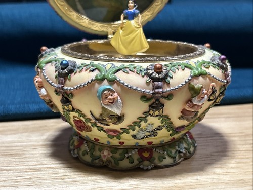 Disney Snow White Musical Trinket Box. Plays Brahm’s Waltz WORKS NICE CONDITION - Picture 3 of 9