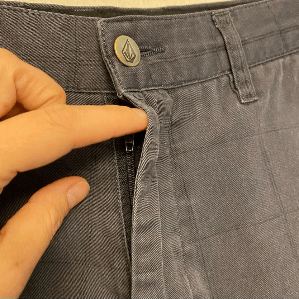 VOLCOM Corpo class the leisure side every day board skater Shorts worn in -30 - Image 4 of 4