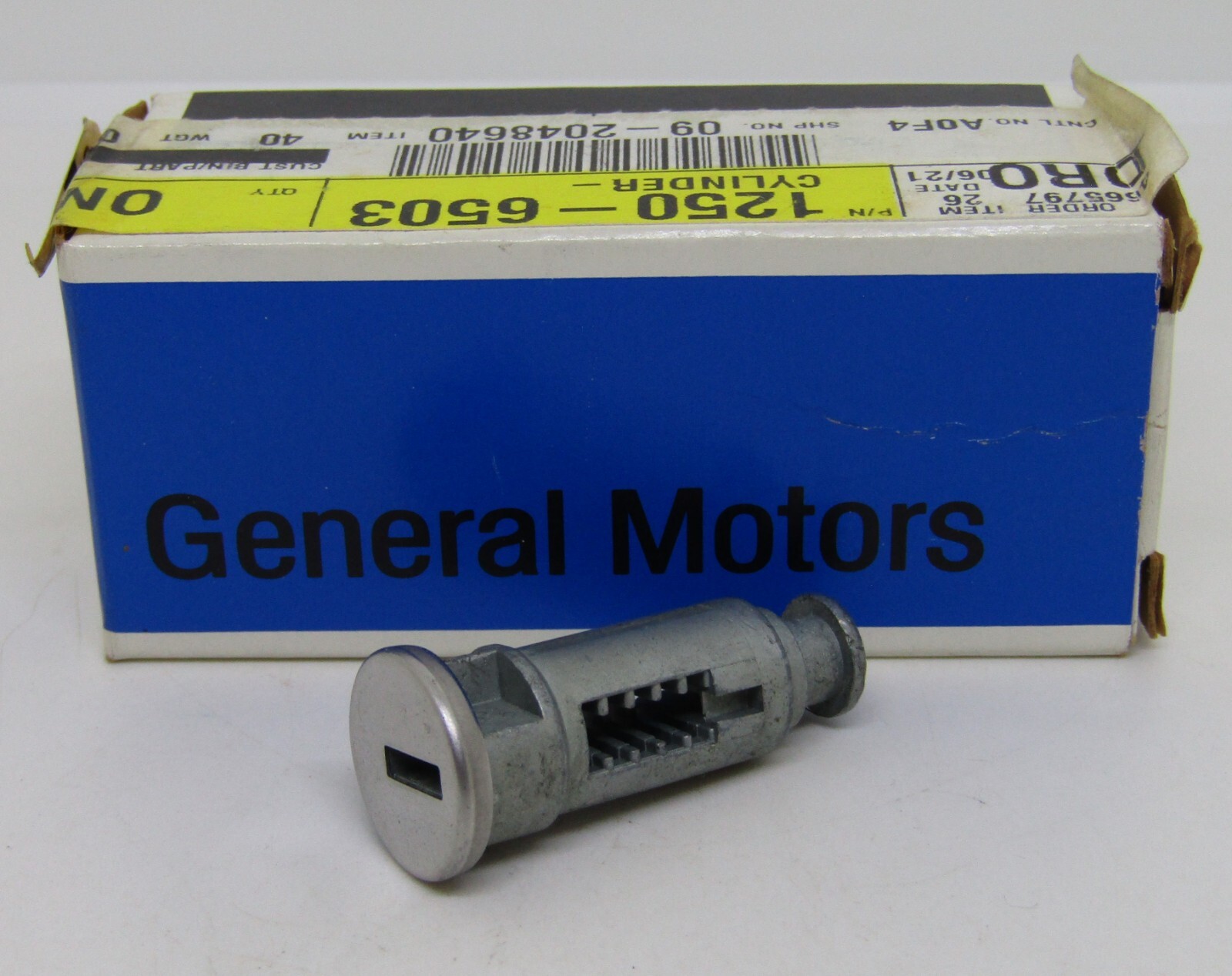 NOS General Motors GM Cylinder Cap Assembly Part # 12506503 Old  