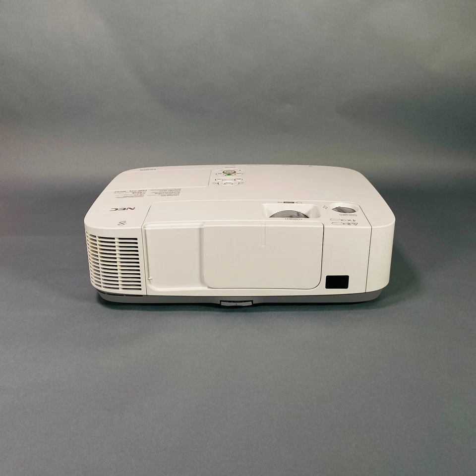 4000 Lumens 3LCD Projector WXGA HD HDMI - Less Than 500 Lamp Hours Used w/Bundle - Image 3 of 4