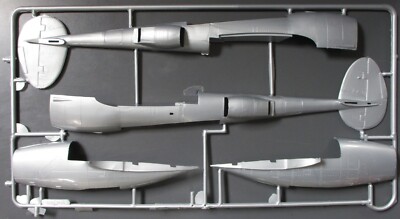 レベル 1/32 P-38J ライトニング 完成品 Amazon.co.jp: E-88 Revell 超大型1/32スケール ロッキードP38-J