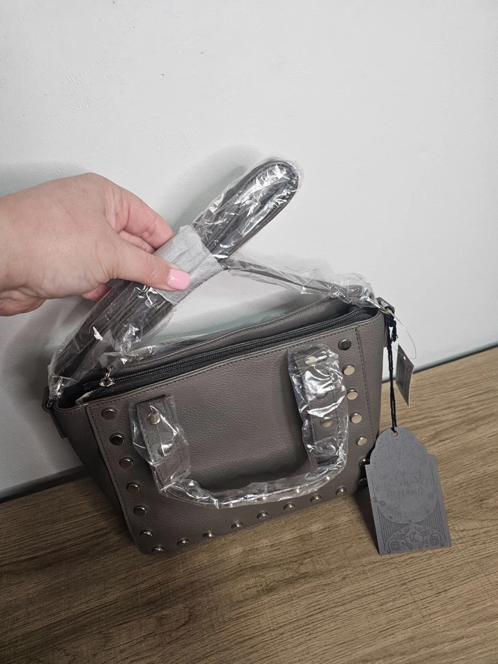 Camiseta y Jeans Mujer Cartera/Bolso de Mano Gris con Tachuelas Plateadas Nuevo con Etiquetas $42 Foto 2 de 4