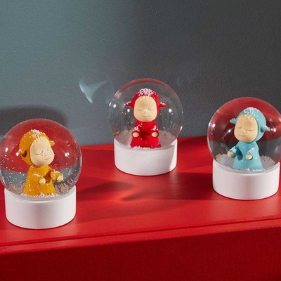 YOSHITOMO NARA (né en 1959), Little Wanderer Snow Globe (Red, Yellow