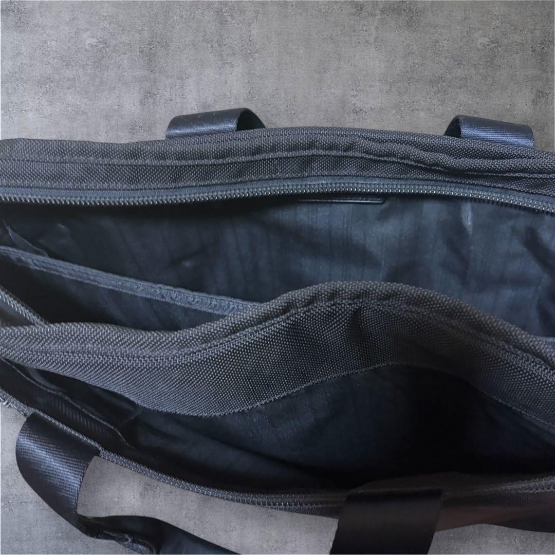 TUMI Compact Large Screen Computer Briefcase 48cm… - image 10