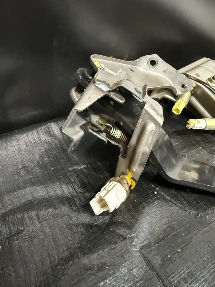 2000-2005 HONDA S2000 PEDAL SET GAS, BRAKE & CLUTCH PEDALS WITH ALL SENSORS OEM - Image 3 of 4