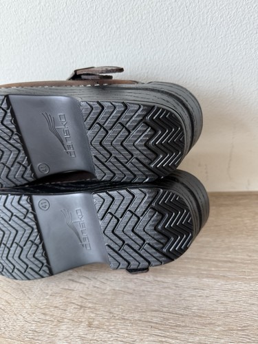 A+ Dansko Ingrid Clogs Slipper braun 41 US 10 runde Spitze Schnalle Keilabsatz Leder - Bild 8 von 9