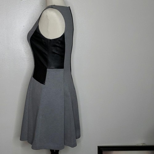 Vestido Club Monaco Gris Negro Imitación Cuero Elegante Mini Barbiecore Lujo - Imagen 8 de 9