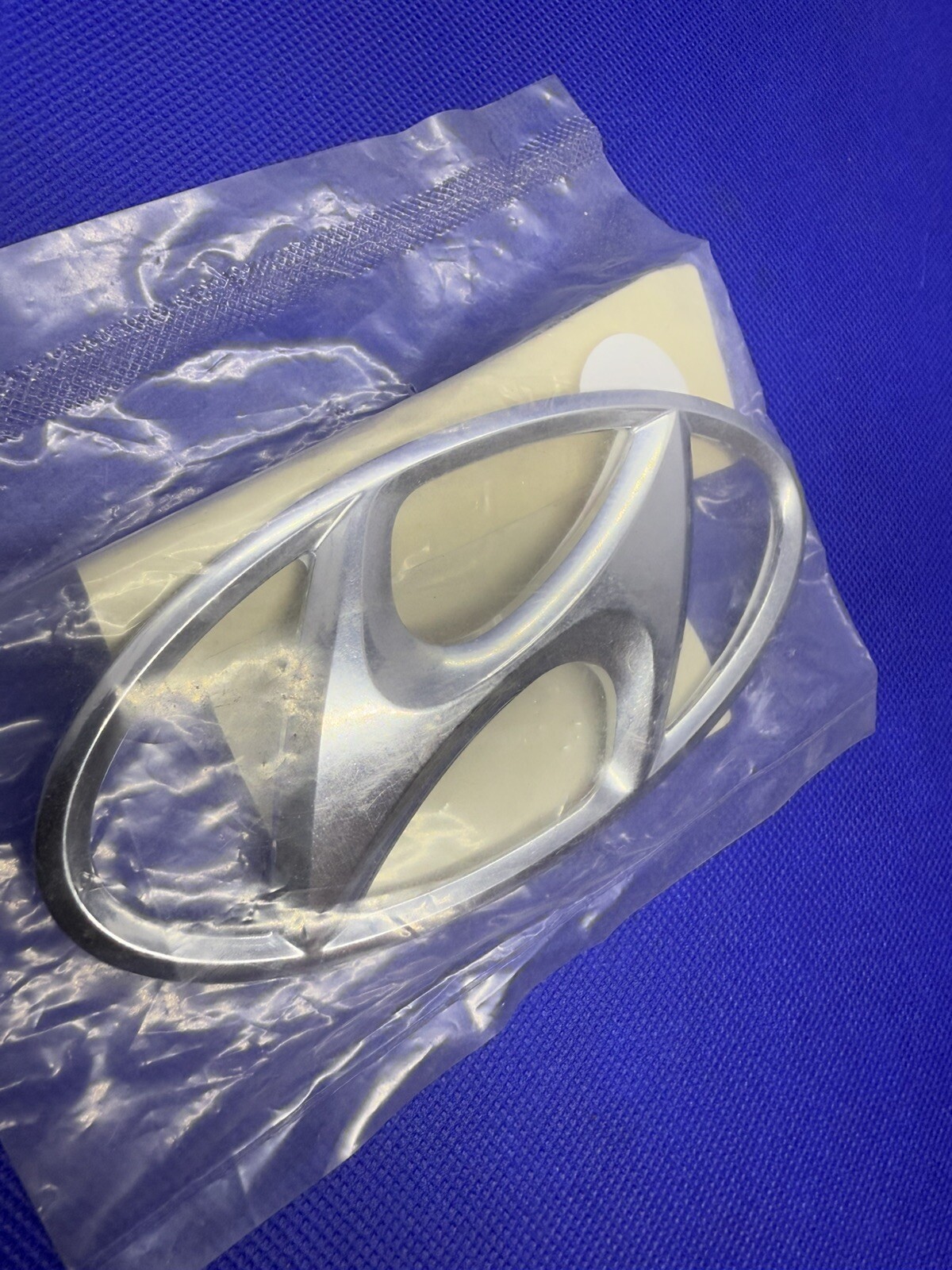 Logo Hyundai usé ? Remplacez-le par l'emblème 863003A000 neuf pour Accent et Elantra
