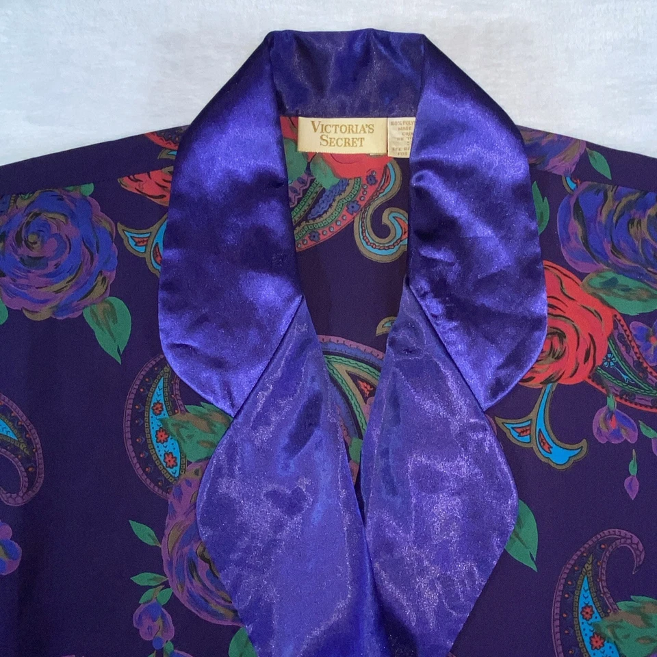 Винтажный блейзер Victorias Secret Lounge с золотой этикеткой и цветочным принтом атласный на 4 пуговицах фиолетовый - Изображение 3 из 4