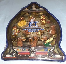 ET TOYS R US 20TH ANNIVERSARY EXCLUSIVE MINI FIGURINES WITH SPACESHIP DISPLAY