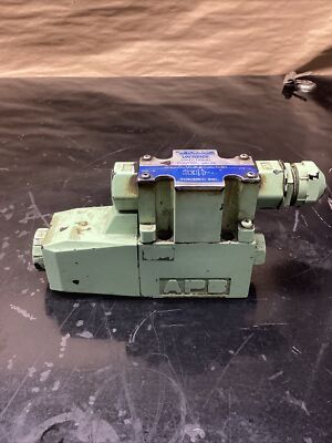 TOKIMEC VICKERS DIRECTIONAL CONTROL VALVE MODEL DG4V-3-1B-M-P7-H-7-50 #705H62FML