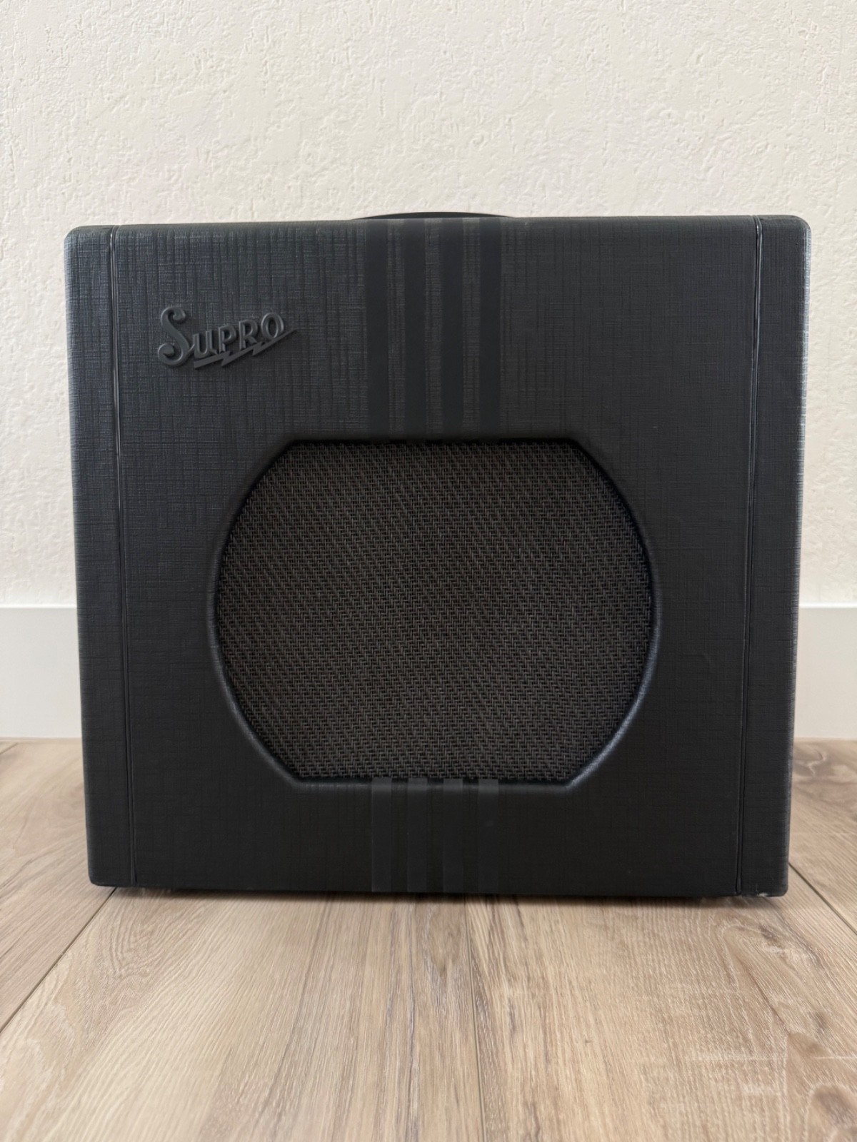 Supro Delta King 12 15 Watt 1 x 12" Tube Combo Amp Black/Black Stripes open box