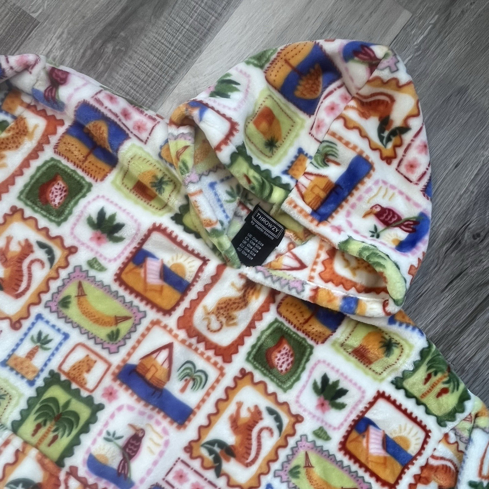 Throwzy Marlo Lorenz  Pullover One Size Stamp Pri… - image 2