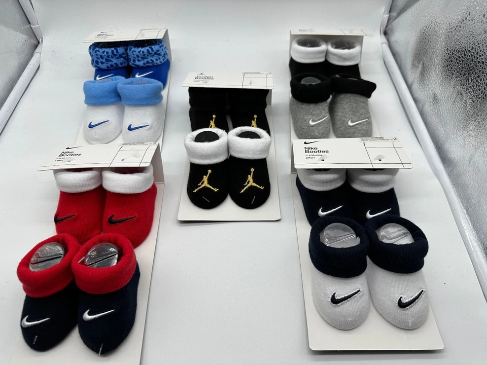 NUEVO PAQUETE DE 2 PARES DE BOTINES NIKE RECIÉN NACIDO BEBÉ 0-6 MESES ALGODÓN/POLIÉSTER Foto 2 de 4