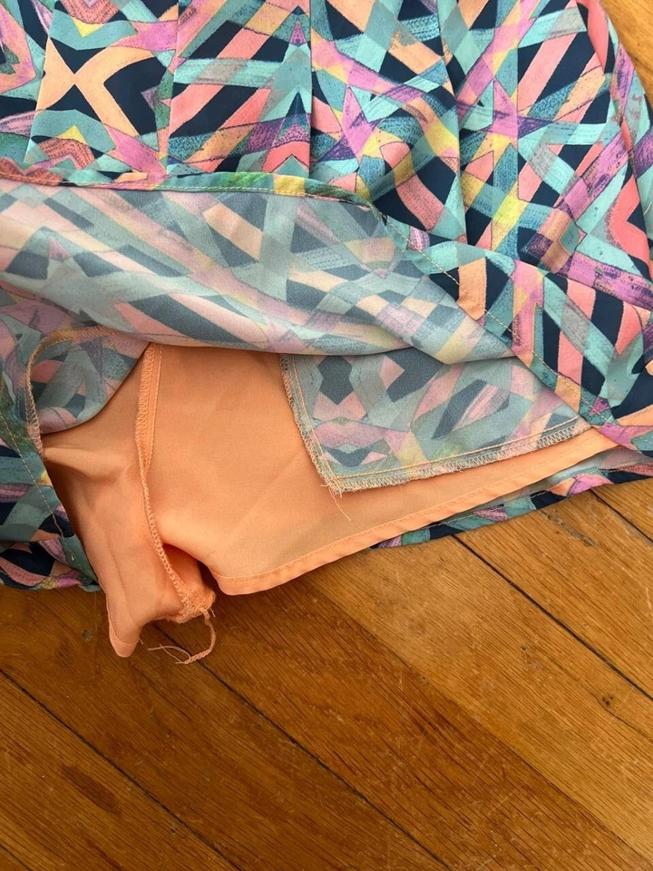 Pantalones cortos multicolores de tiro alto estampados Lovers & Friends para mujer talla XS A000810 Foto 2 de 4