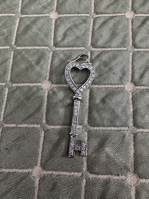 Valentinstag Schlüssel Anhänger in 925 Sterling Silber, mit Kristallen verziert