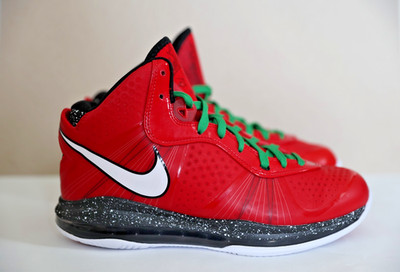 Nike LeBron 8 v/2 Christmas Size 9.5 M - Excellent Condition - 429676-600