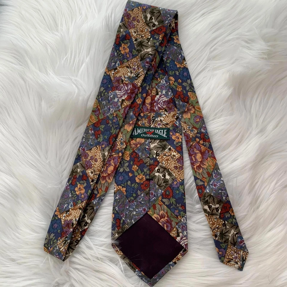 Vintage American Eagle Outfitters - Corbata de algodón con aspecto de retazos florales Foto 3 de 4