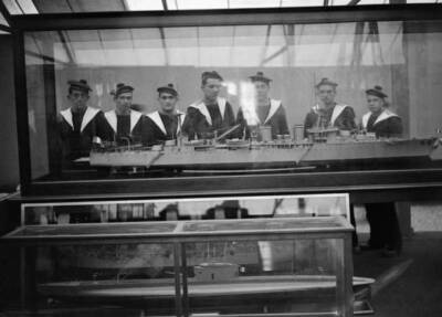 Sailors admiring a miniature cruiser Cours Albert Ier Boat Sho- 1932 Old Photo