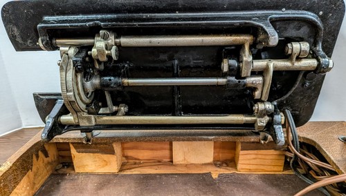 Vintage De-Luxe Ambassador Nähmaschine mit Koffer, Fußpedal, extra Füße - funktioniert - Bild 10 von 17