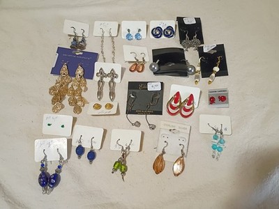 Lor Of 20 Pairs Of Fashion Earrings D7