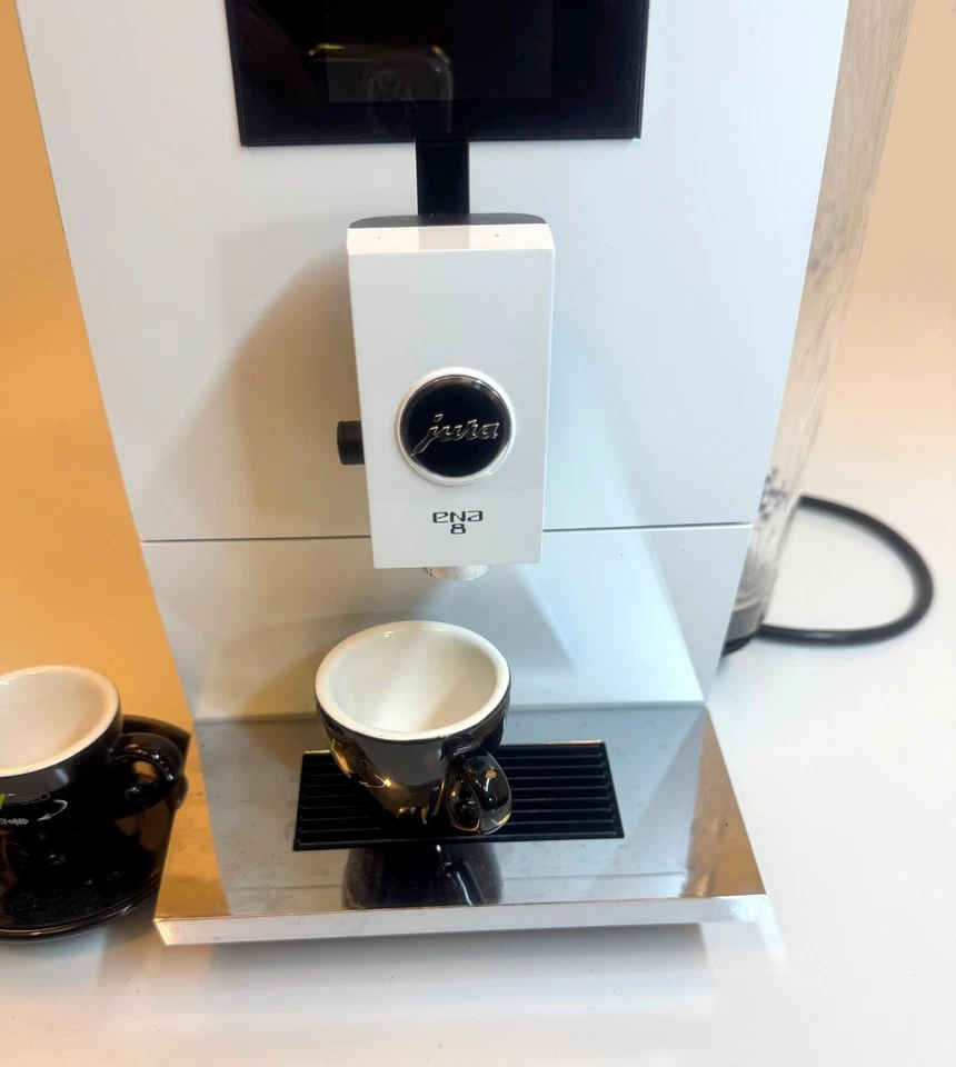 Máquina de café espresso Jura Capresso ENA 8 totalmente automática de una taza blanca nódica Foto 2 de 4
