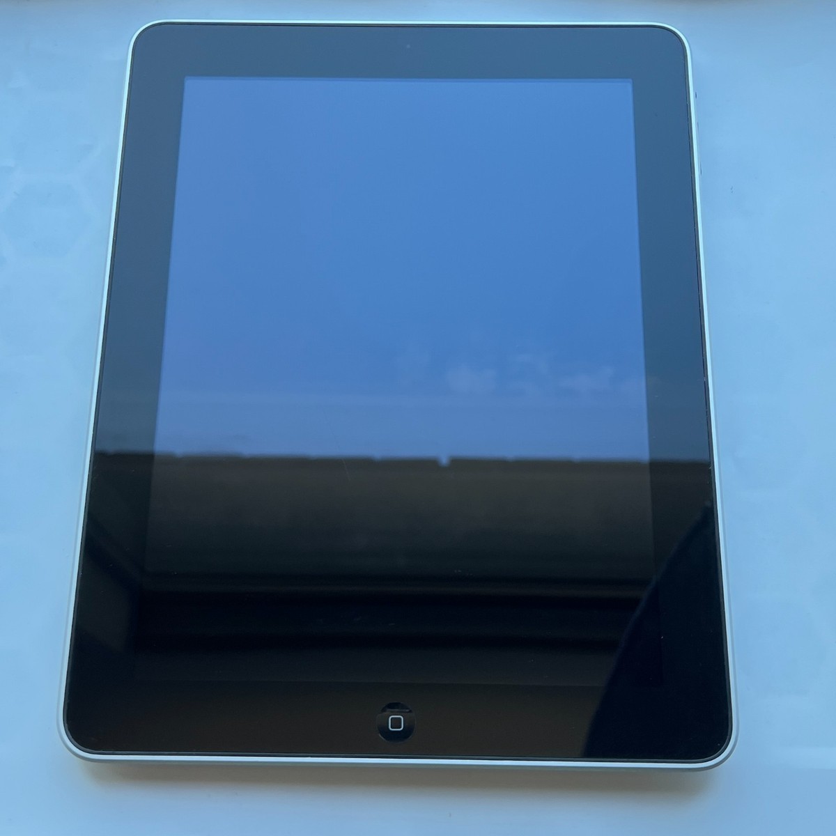 Apple iPad (1st Generation) A1219 32GB iOS 5.1.1 Wi-Fi 9.7