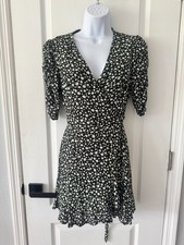 Francescas Size Medium Mi Ami Dress Black & White Short Sleeve Wrap V Neck 