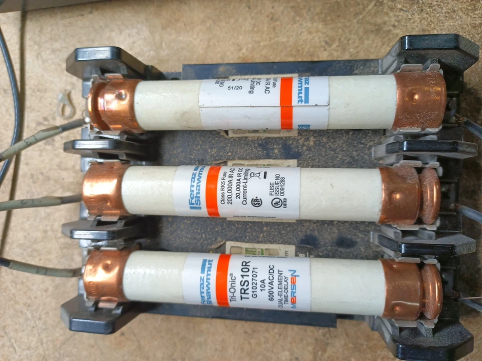 LITTELFUSE LH60030-3P FUSE BLOCK W/ Ferraz Shawmut TRS4,5,10 and 20amp Fuses - Image 3 of 4