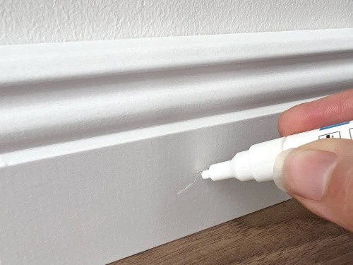 Lack-Retuschierstift Feinliner weiß RAL9010 für Sockelleisten & Leisten - Bild 2 von 3