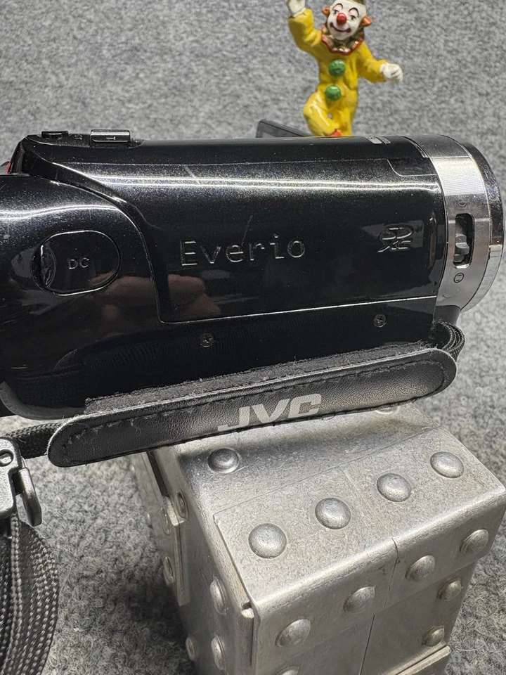 JVC Everio GZ-E200AU Full HD Camcorder w/ Charger & Battery - Image 3 of 4