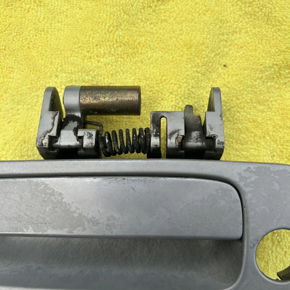 Manija de puerta exterior delantera izquierda plateada Toyota Solara 2000-2002 69220-06040-B0 Foto 2 de 4