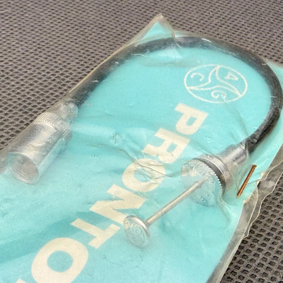 Prontor AGC cable release with "Leica-Bell" mount, witch lock, 16cm. Boxed - Image 4 of 4