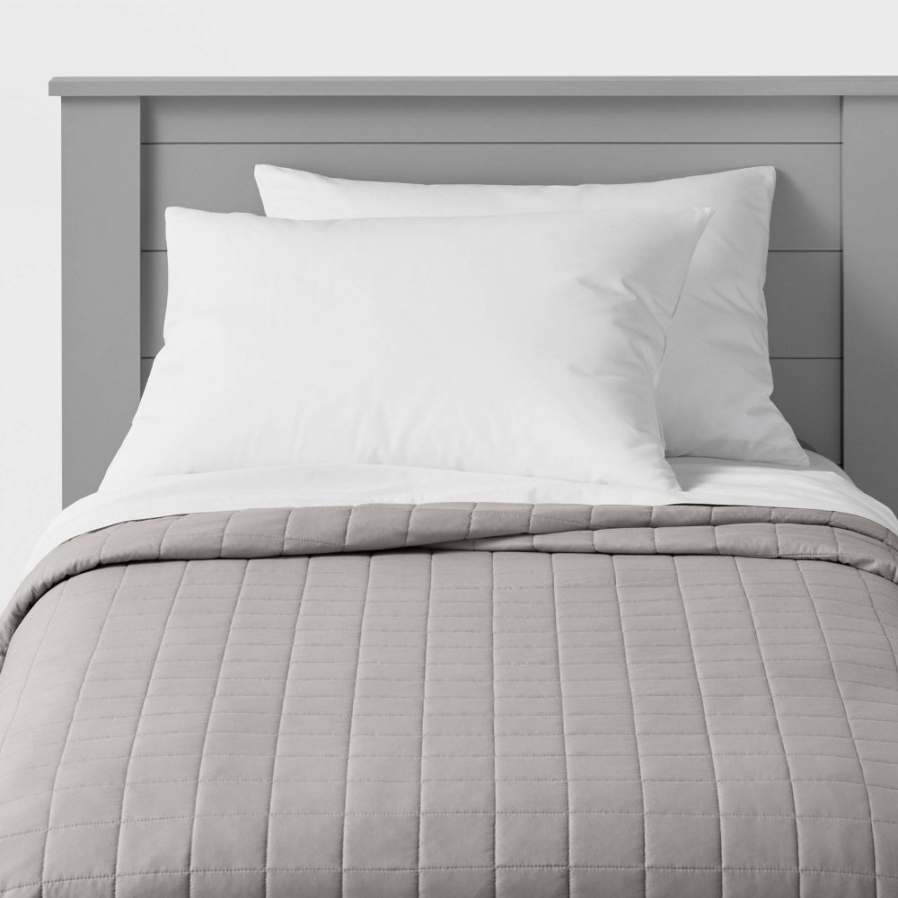 Стеганое одеяло из микрофибры с полной прошивкойразмером Queen-size серое - Pillowfort 3390₽