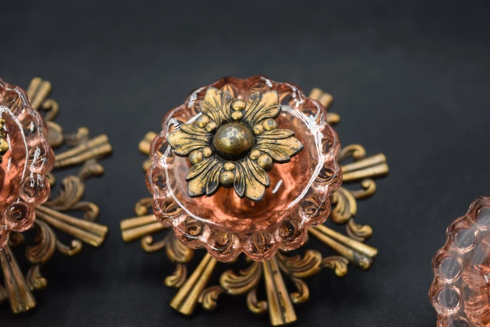 (4) MAÇANETAS DE PORTA DE VIDRO ROSA PUXADORES DE GAVETA COM DETALHE DE LATÃO ORNAMENTADO 1 É DIFERENTE - Imagem 4 de 4