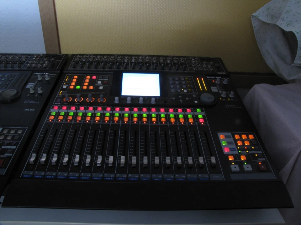 2x TASCAM DM-24; SELTENE KASKADE-KARTEN; 64 KANÄLE; DIGITAL-MIXER; MOTOR-FADER - Bild 3 von 4