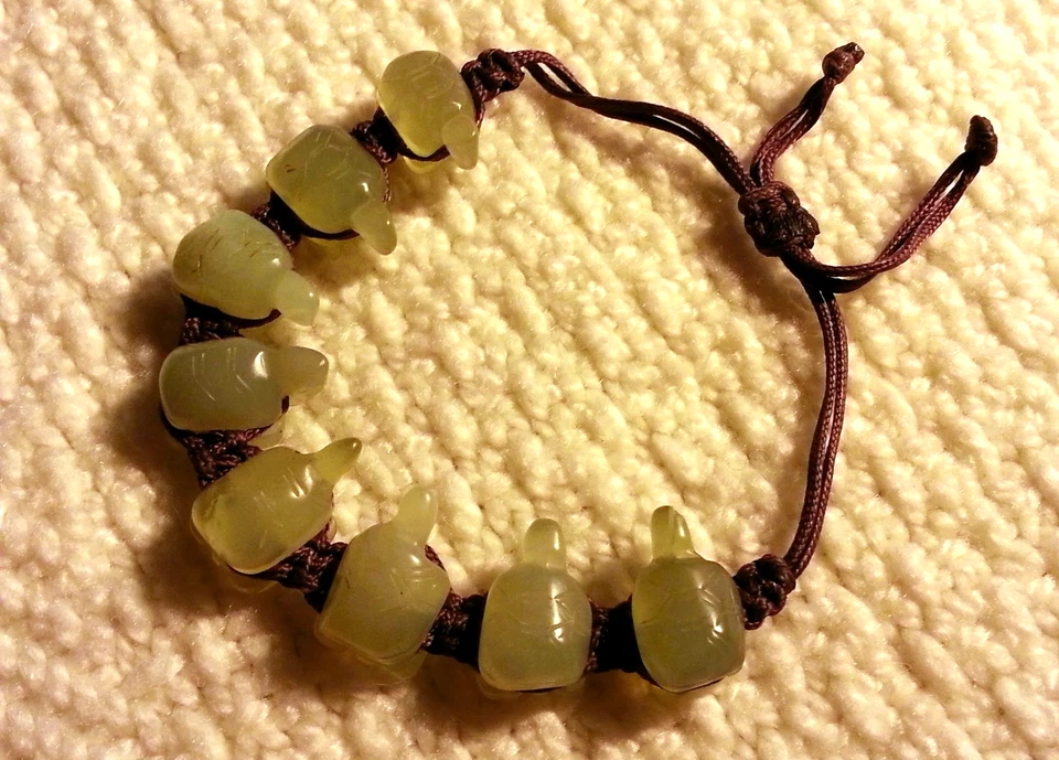 Tortugas de jade con piedras preciosas talladas y cordón de pulsera ajustable, 8-8 1/2" Foto 3 de 4