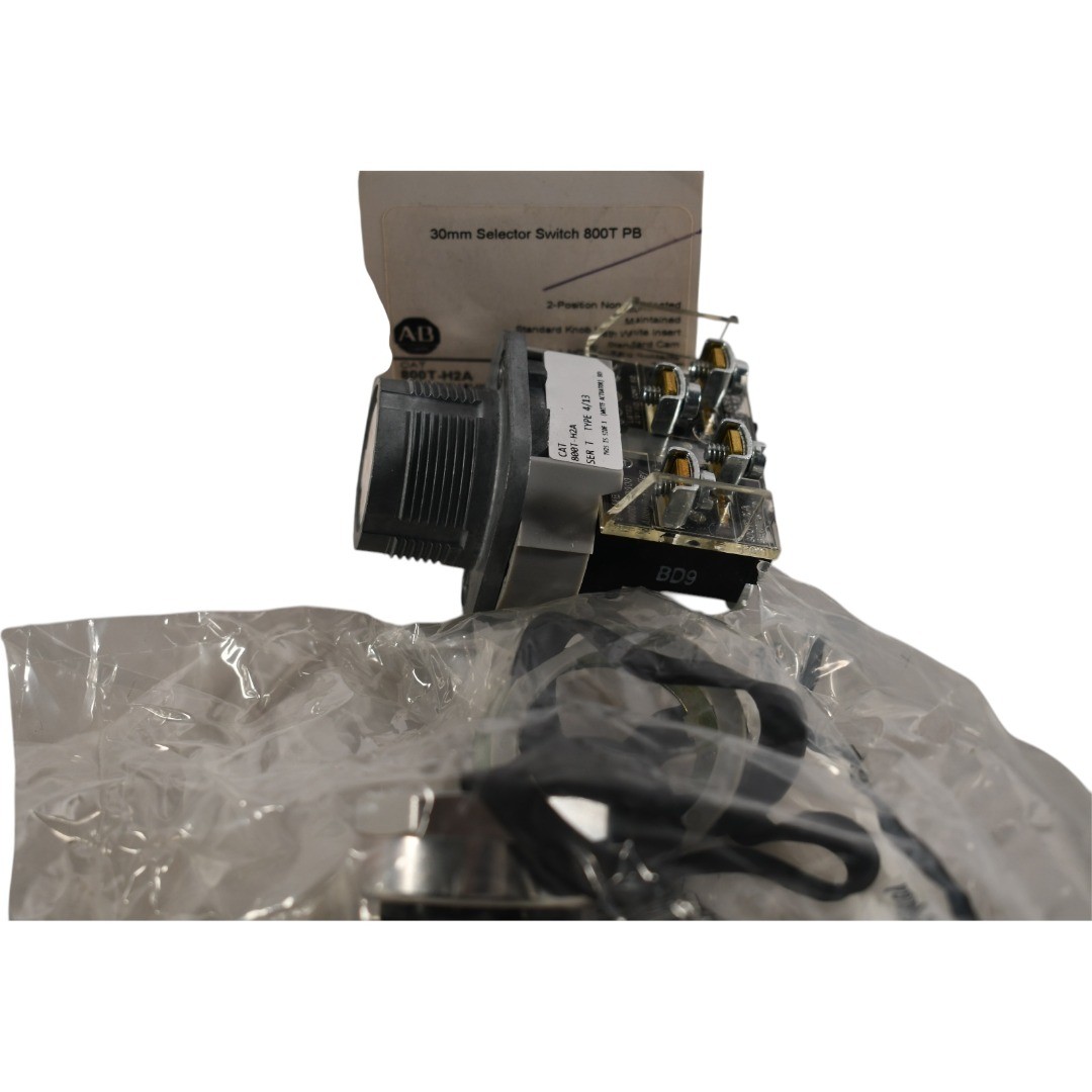 NEW Allen Bradley 800T-H2A 800T PB,30mm Selector Switch,2 Position