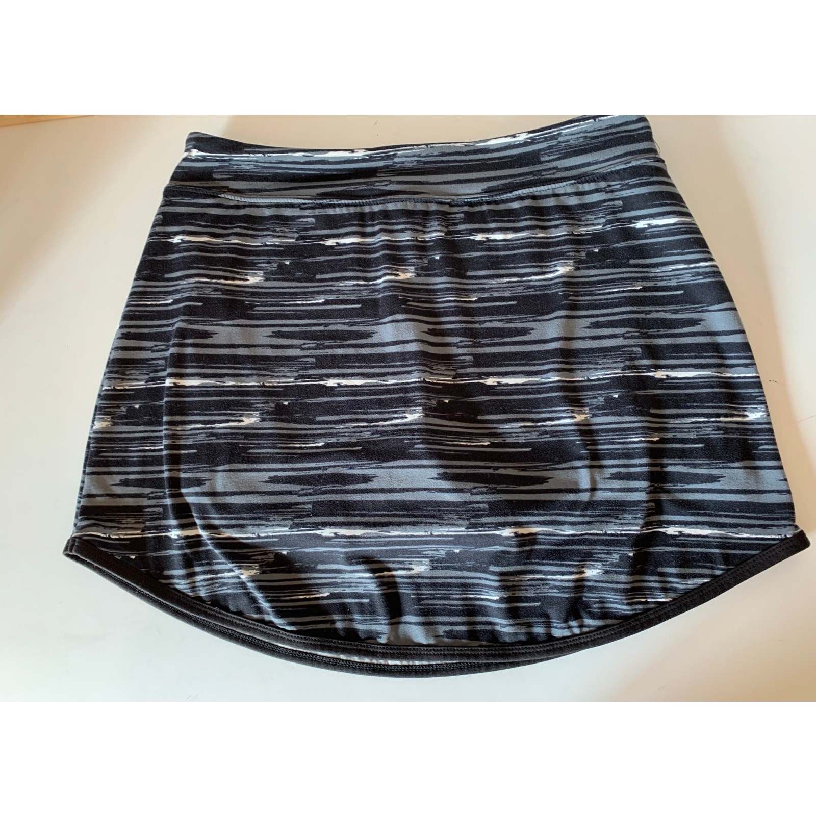 Lola skort size small.  horizontal pattern.  roun… - image 4