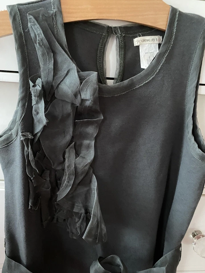 Vestido J Crew Crewcuts feminino cinza carvão com babado de seda e bolso tamanho 8 em excelente estado usado - Imagem 4 de 4