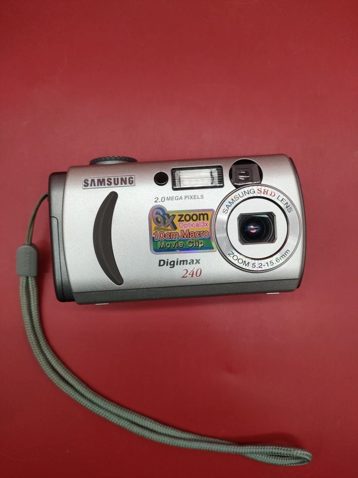 Samsung Digimax 240 2.0MP Compact Digital Camera + Memory Card - Image 2 of 4
