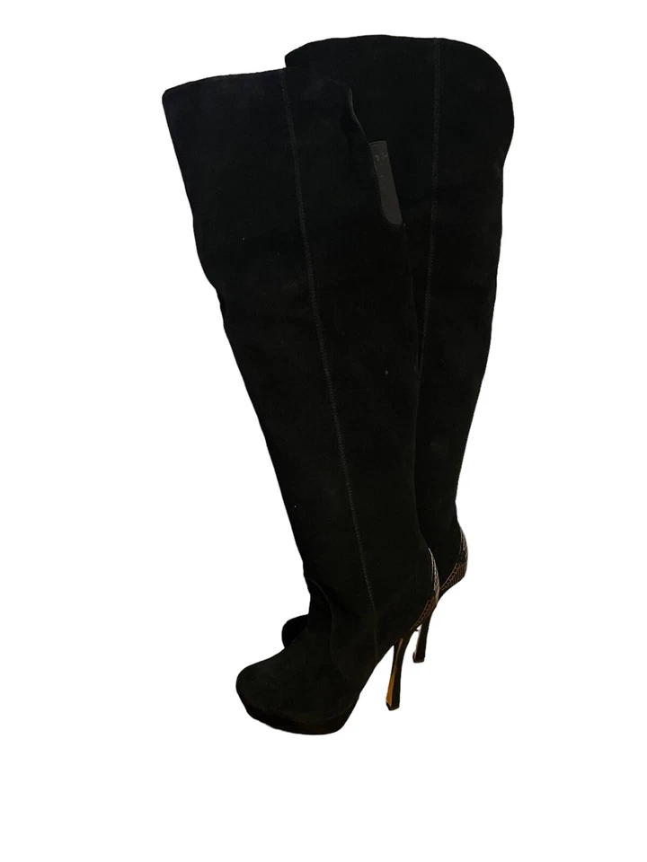 "Botas de tacón H by Halston de cuero negro gamuza sobre la rodilla de 4"" 7,5" Foto 3 de 4