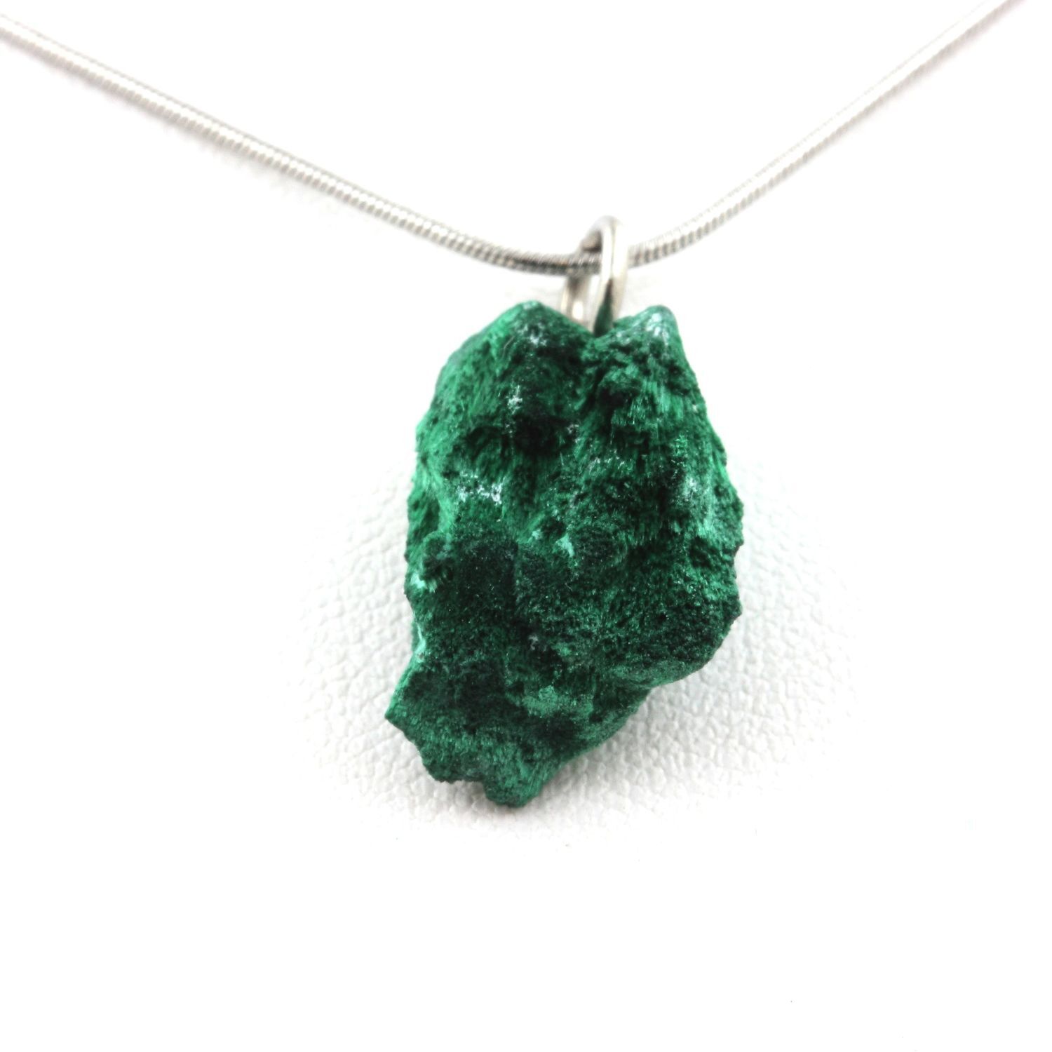 Collier en malachite brute de 18 ct, un bijou d'exception unique façonné à la main