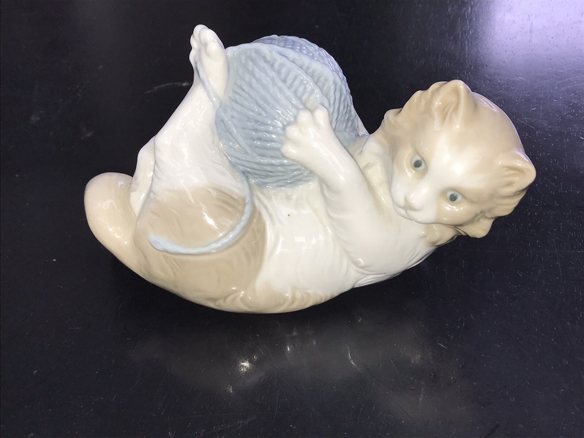 NAO by Lladro #259 Playful Kitten Kitty Cat w/ Ball of Yarn