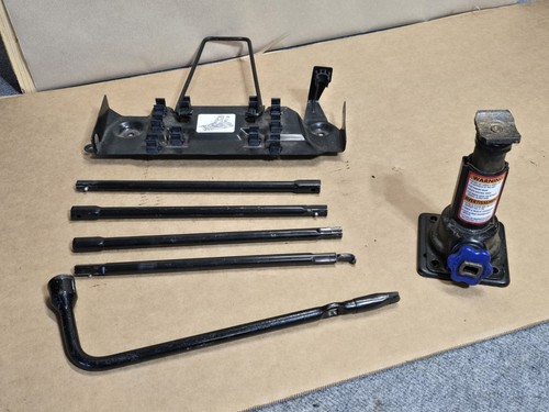 2000 2011 FORD RANGER EXTENDED CAB JACK WITH TOOLS - Picture 5 of 6