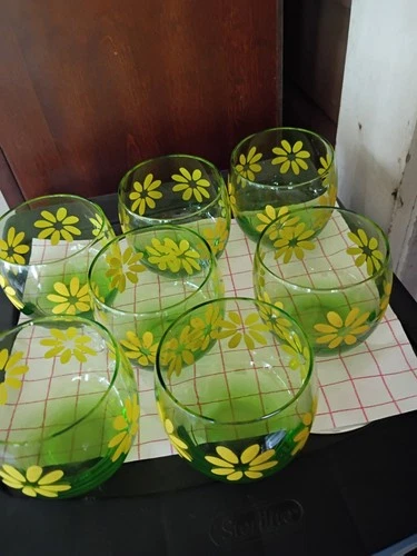 Set of 7 Green Glass 8 oz Tumblers Yellow Daisy Fl