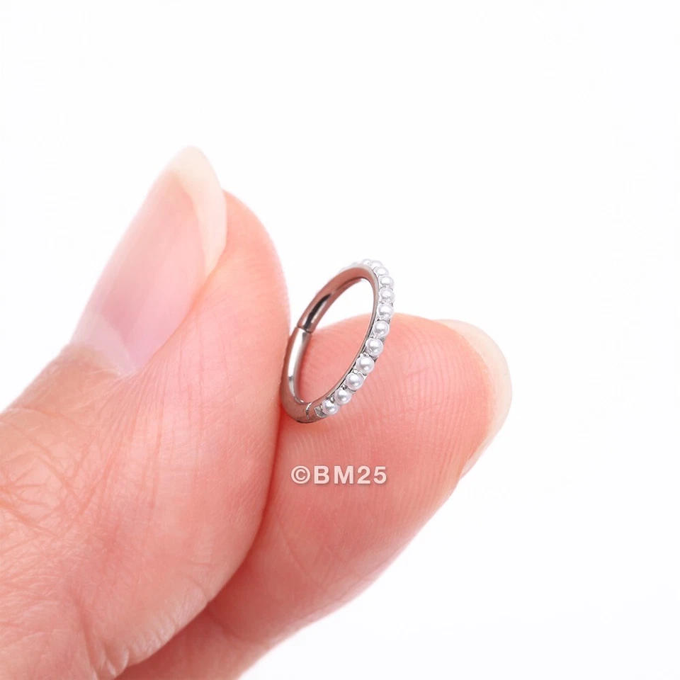 Anillo aro clicker forrado con cuentas nacaradas de titanio grado implante Foto 3 de 4