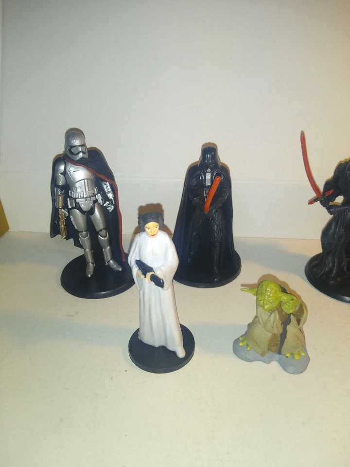 Star Wars PVC Figuras Sueltas Disney Lote de 5 Darth Vader Leila Yoda Phasma Foto 4 de 4