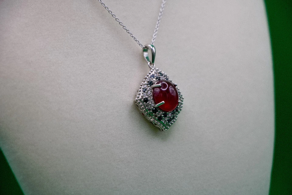 Collar colgante con halo de 9,20 quilates de rubí (FF) y múltiples piedras preciosas en rodio más de SS 20" Foto 3 de 4