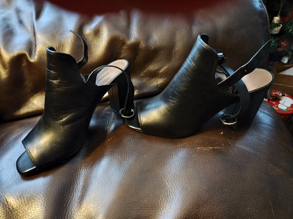 Botas peep toe Banana Republic pretas - Imagem 2 de 4